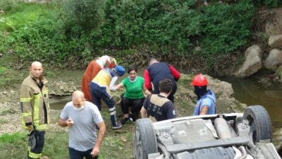 Bursa’da otomobil dereye uçtu! Burunları bile kanamadı