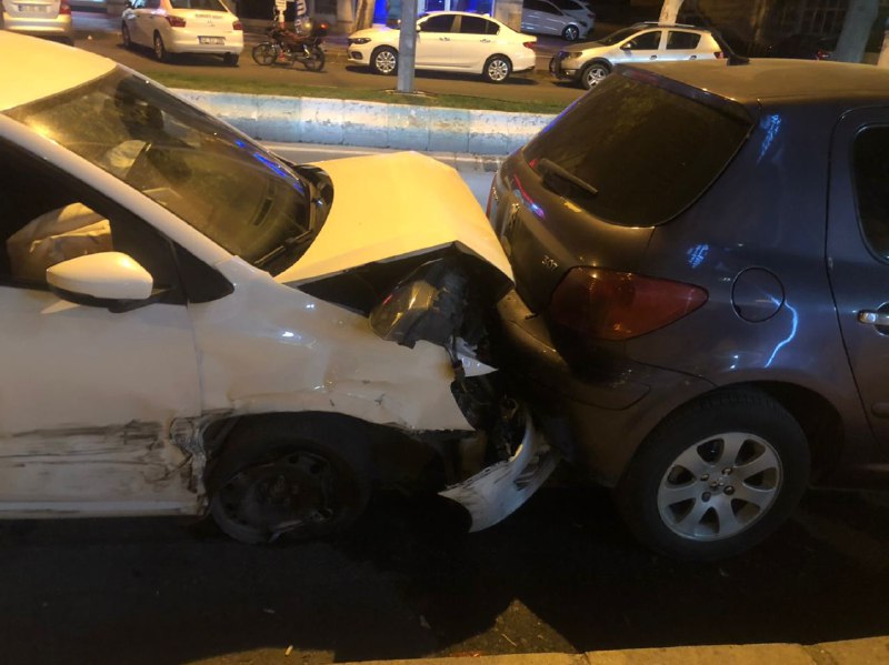 Ehliyetsiz sürücü 6 araca çarptı!