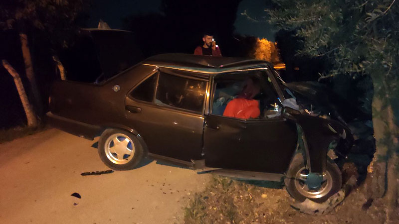 Bursa’da otomobil ağaca çarptı Bursa’da otomobil ağaca çarptı