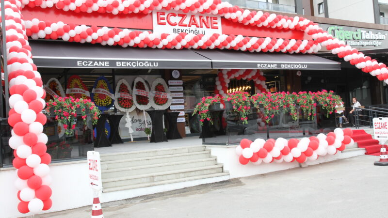 Eczacı Aleyna Buse Bekçi'nin sahibi olduğu Bekçioğlu Eczanesi, renkli bir