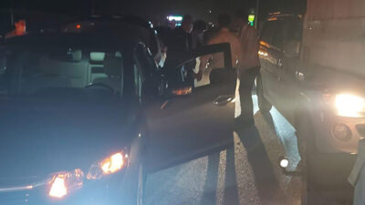 Kaza nedeniyle kapanan yolda ‘halay’ çektiler!