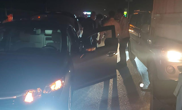 Kaza nedeniyle kapanan yolda ‘halay’ çektiler!