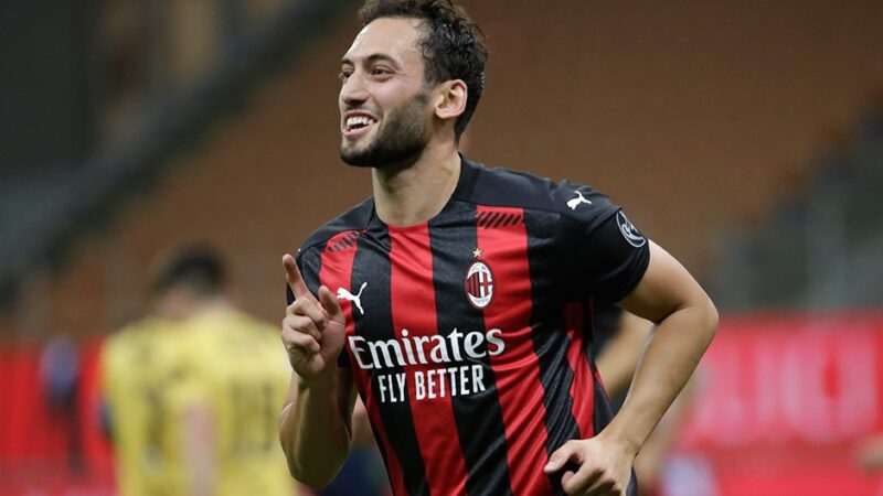 İtalya Birinci Futbol Ligi (Serie A) takımlarından Milan'da forma giyen