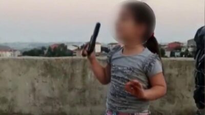 Skandal görüntü! 6 yaşındaki çocuğa tabanca verip ateş ettirdi