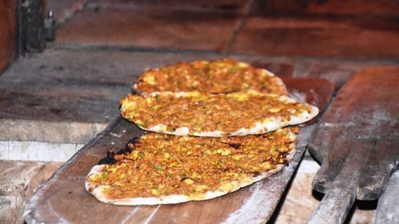 Malatya'da, restoran işleten Ali Eren Çiçek, normalde et kıyma ile