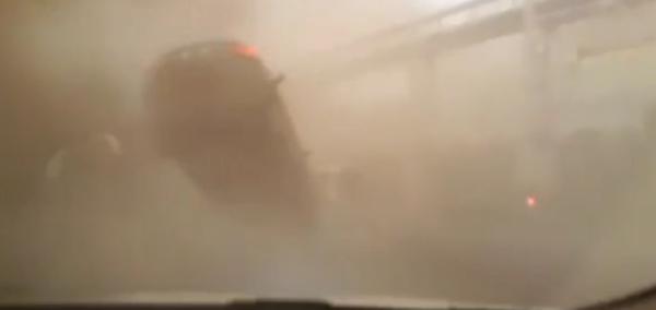 Korku dolu anlar! Otomobil hortuma kapıldı