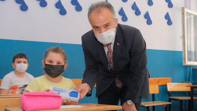 Büyükşehir’den öğrencilere hijyen seti