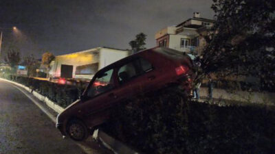 Bursa’da kaza! Bariyerlerde asılı kaldı