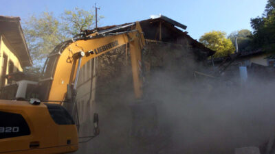 Yarısı çöken binaya anında müdahale