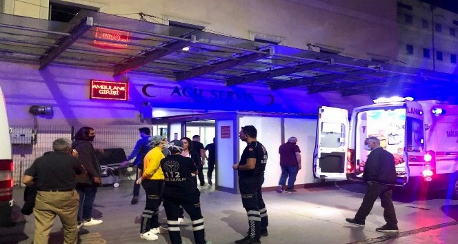 Korku dolu anlar! Arkadaşını bıçaklayıp kaçtı…