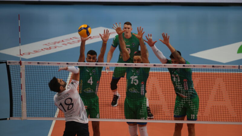 Bursa ekibi, Cengiz Göllü Voleybol Salonu'nda inişli çıkışlı performans sergilediği