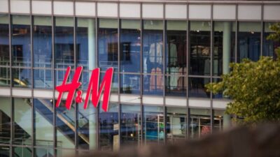 Ünlü giyim şirketi yüzlerce mağazasını kapatacak