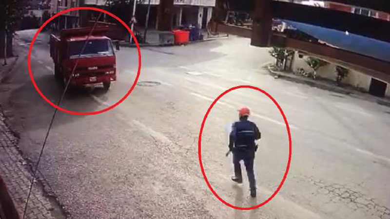 Görüntüler Bursa’dan! El frenini çekmeyi unutunca… Bursa'nın İznik ilçesinde, sürücüsünün el frenini çekmeyi unuttuğu kamyonet, evin