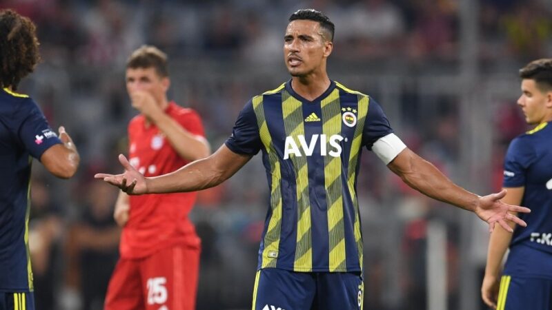 Fenerbahçe'nin Faslı futbolcusu Nabil Dirar'ın Covid-19 testi pozitif çıktı.