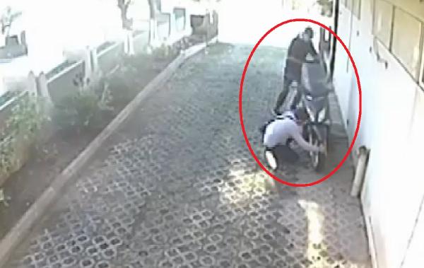 Bursa’da motosikletin çalınma anı kamerada