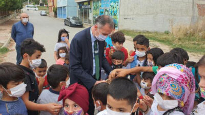 Sokak sokak gezip çöpleri toplayan çocuklara Başkan Taban’dan ziyaret