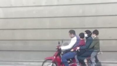 Bursa’da tehlikeli yolculuk! 5 kişi aynı motosiklette