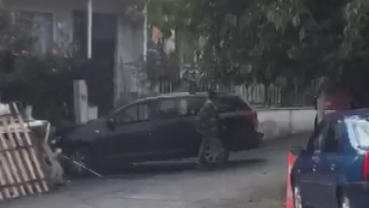 Koca dehşeti! Eşinin sığındığı baba evine aracıyla defalarca çarptı