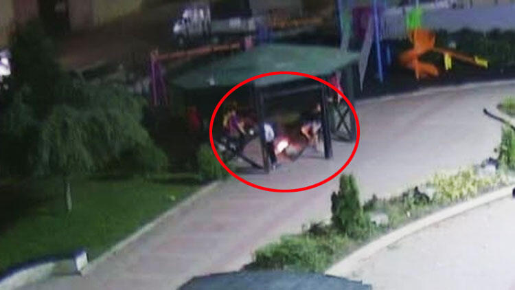 Akıl almaz görüntü! Ateş yakmak için…