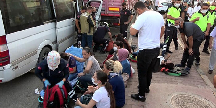 Feci kaza! Minibüs TIR’a çarptı, çok sayıda yaralı var
