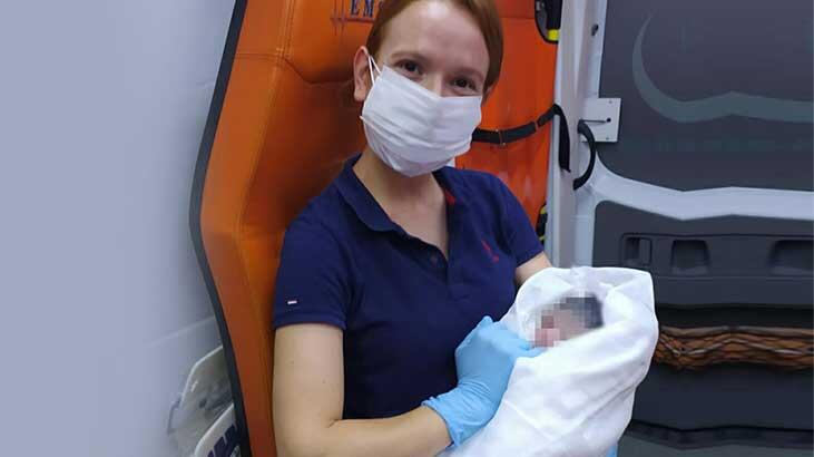 Hastaneye kaldırılırken ambulansta doğum yaptı Hastaneye kaldırılırken ambulansta doğum yaptı
