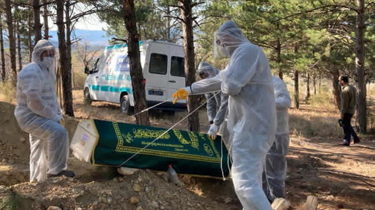 Aileler yaklaştırılmadı! Tabutlarıyla gömdüler