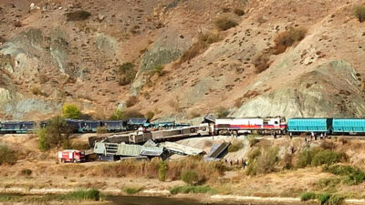 İki yük treni çarpıştı! 2 ölü