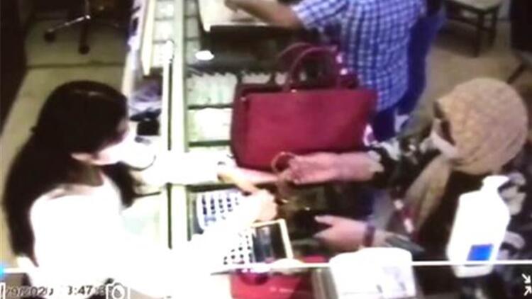 64 yaşındaki kadın, el çabukluğu ile 5 altın bilezik çaldı