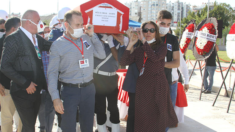 Otobüste kalp krizi geçiren emekli Emniyet Müdürü’nün naaşını eşi ve oğlu taşıdı