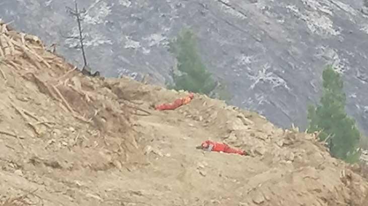 44 saatlik yangınla mücadele sonunda toprakta uyudular