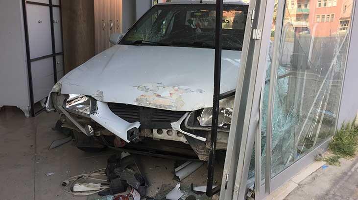Otomobil dükkana girdi! Yaralılar var