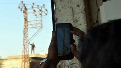 Elektrik direğine çıktı! Cep telefonlarıyla görüntülediler