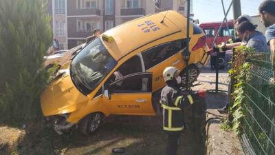 2 otomobille çarpıştı! Taksi bahçe duvarında asılı kaldı