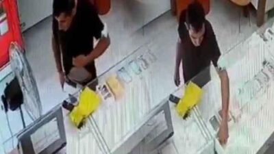 Çaldığı telefonu 200 metre ilerideki başka bir dükkana satmış