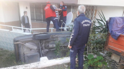 Otomobil evin bahçesine düştü! Yaralılar var