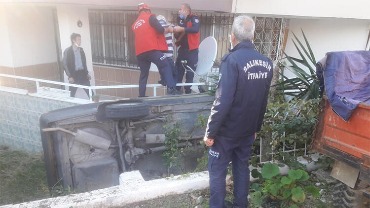 Otomobil evin bahçesine düştü! Yaralılar var