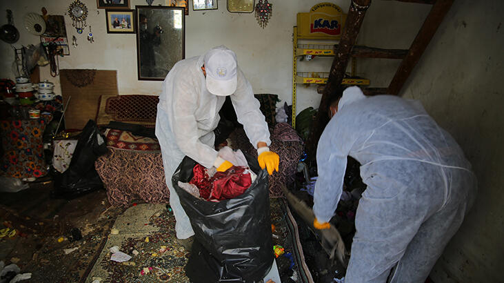 Evinden 2 kamyonet çöp çıkan yaşlı kadının koronavirüs testi pozitif çıktı