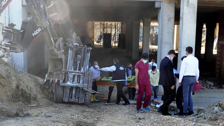 Devrilen forkliftin altında kalan işçi öldü Devrilen forkliftin altında kalan işçi öldü