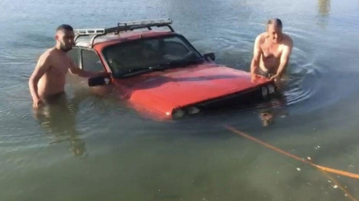 El freni çekilmeyen otomobil gölete uçtu!