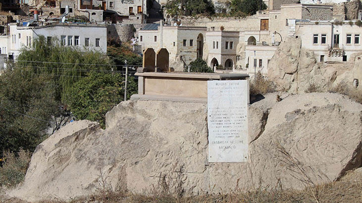 Kaya üzerinde bulunan mezarı gören bir daha bakıyor!