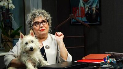 Menajerimi Ara’nın 64’lük Peride’si bacak dekoltesiyle olay oldu