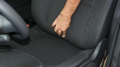 Sıfır otomobilden çıkan falçatayla elini kesen adama bir şok daha