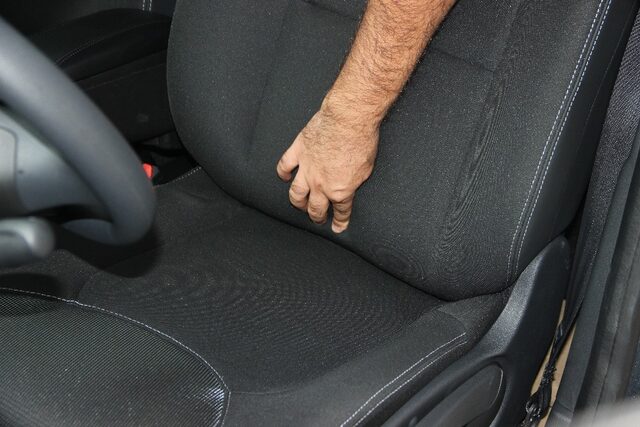 Sıfır otomobilden çıkan falçatayla elini kesen adama bir şok daha