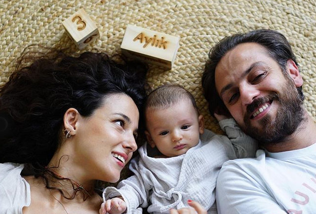 Ünlü çiftten üçüncü ay paylaşımı! Ünlü çiftten üçüncü ay paylaşımı!