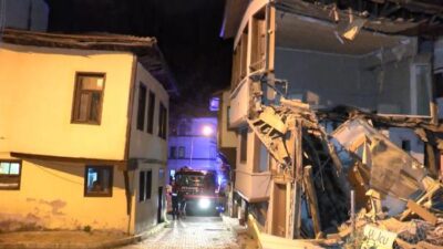 Bursa’da tarihi bina çöktü