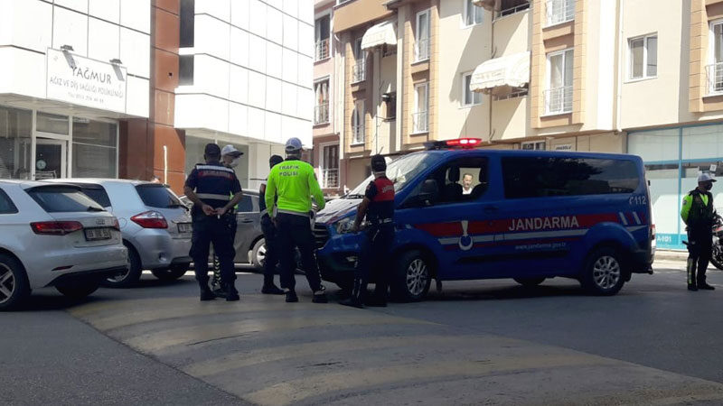 Bursa’da hareketli dakikalar! Annesini ve kardeşini rehin aldı Bursa'da annesini ve kız kardeşini bıçakla rehin alan saldırgan olaya
