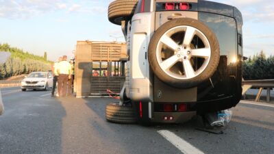 Lüks cipi taşıyan kurtarıcı devrildi! Trafik felç oldu…