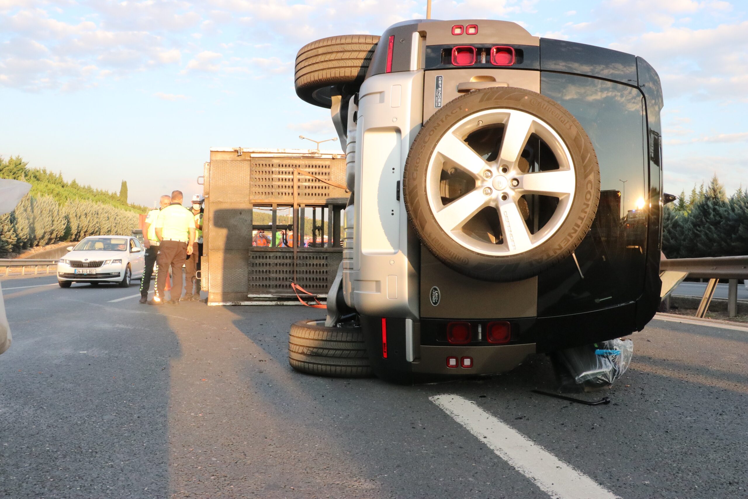 Lüks cipi taşıyan kurtarıcı devrildi! Trafik felç oldu…