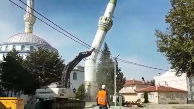 Bursa’da minare böyle yıkıldı! Film gibi izlediler…