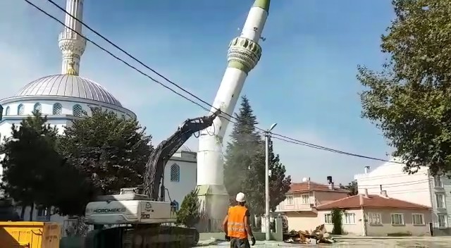 Bursa’da minare böyle yıkıldı! Film gibi izlediler…